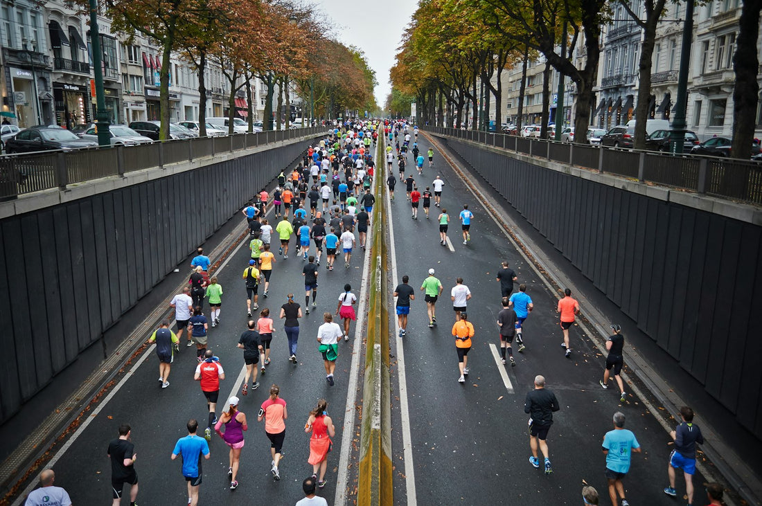 Coureurs sur route en pleine course, dossards de compétition