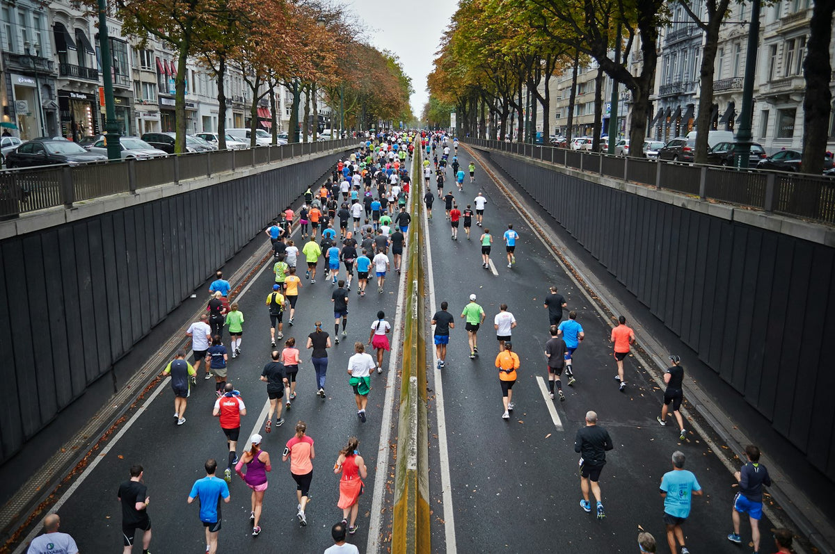 Coureurs sur route en pleine course, dossards de compétition