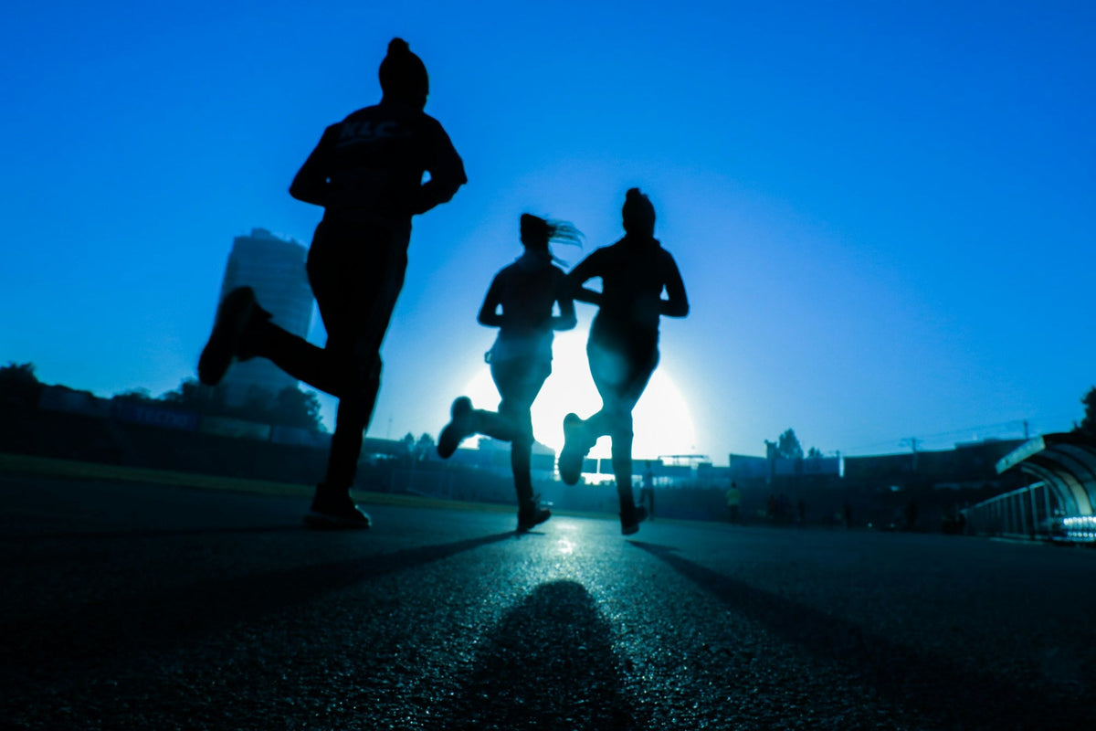 Silhouettes de coureuses sur une route