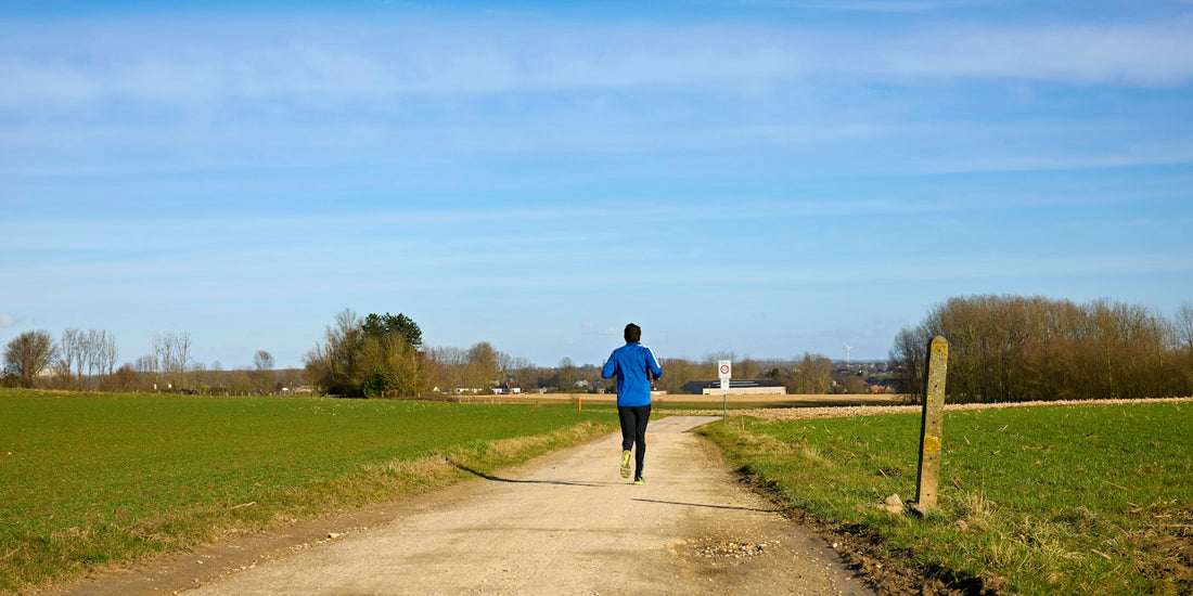 Coureur qui démarre en douceur sur un chemin