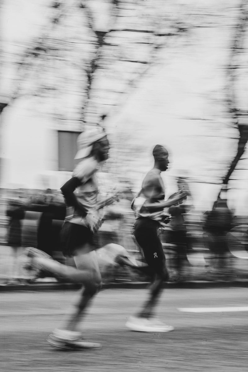 Coureurs sprintant en pleine course, niveau expert et compétitif