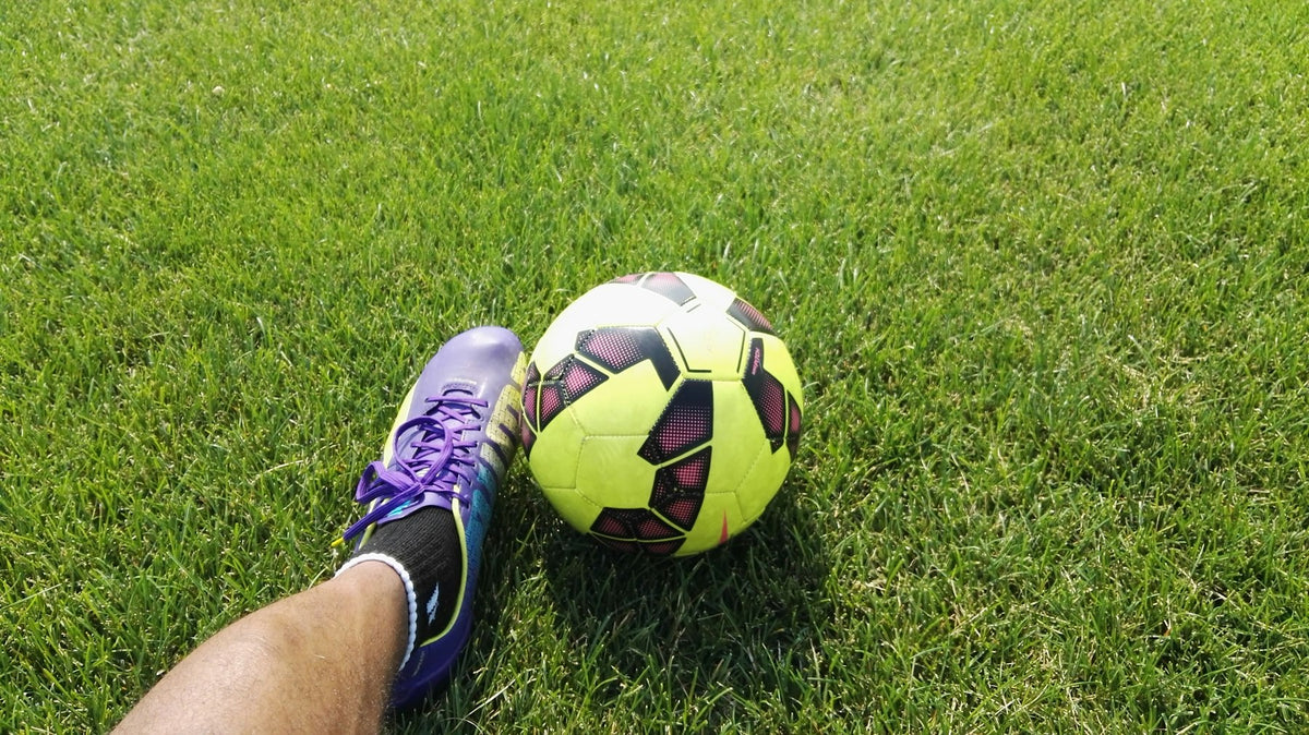 Joueur frappant un ballon de football