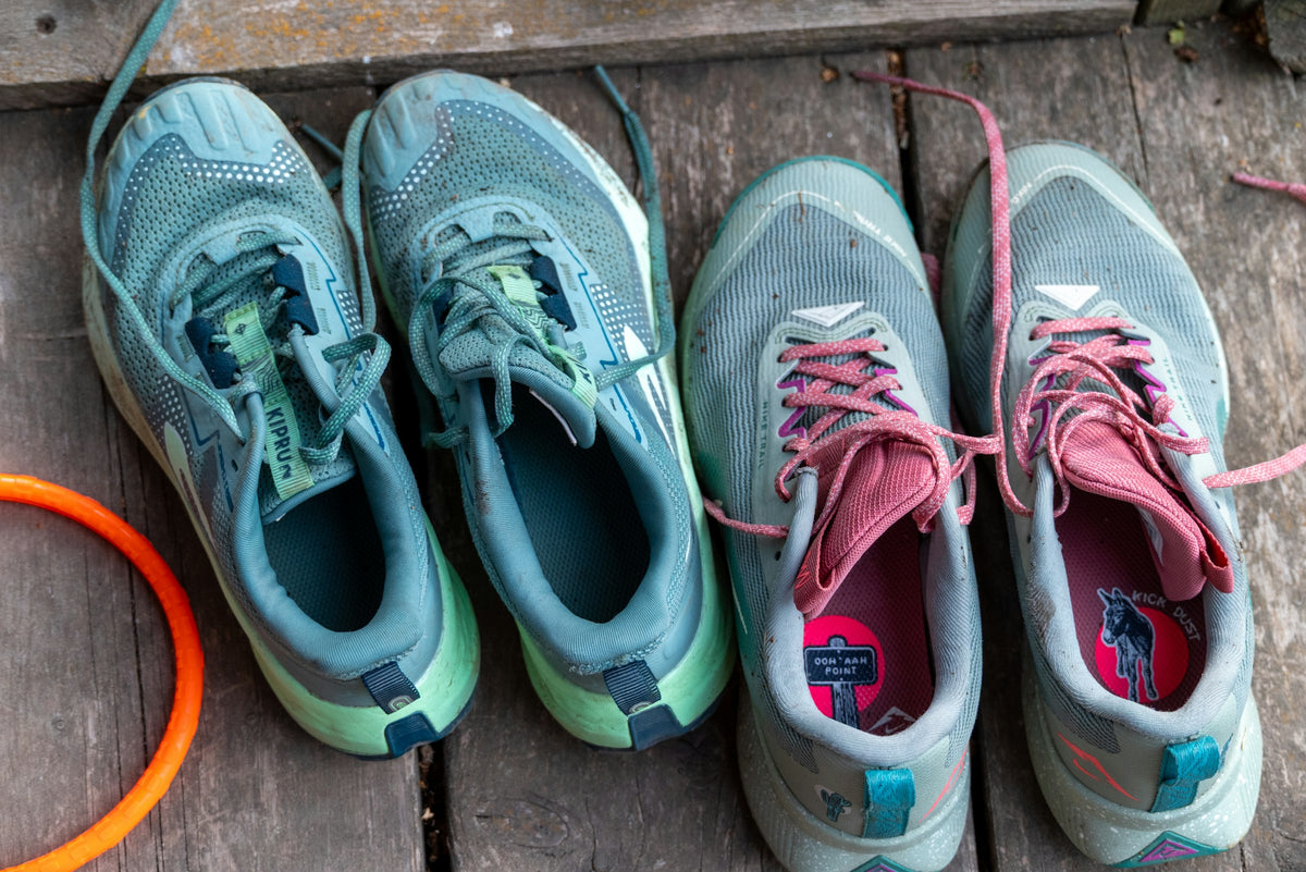 Paires de chaussures de running sur une terrasse en bois